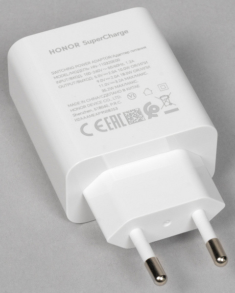 Inside the main package you will only find a charger, a USB-A to USB-C cable (for charging) and a quick start guide. However, it is worth noting that the charger supports Honor SuperCharge technology, unlike the one that comes with the Honor Pad X9. Its maximum power is 11 V 3.2 A. These are very impressive characteristics!