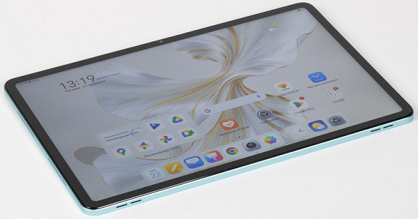 The front panel is almost completely covered by the display. The width of the frame (non-working area) around the screen is approximately 8 mm at all edges. This is comparable to the Honor Pad X9, but the total screen area is larger, which means a higher percentage of usable surface area.