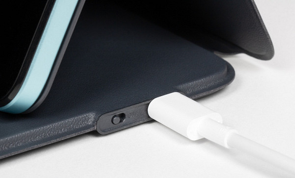 Aksesuarı şarj etmek için klavye kısmının sağında bulunan USB-C bağlantı noktasını kullanın. Boştayken pilin gereksiz yere tükenmesini önlemek için Akıllı Bluetooth Klavyeyi kapatmanıza olanak tanıyan küçük bir anahtar da bulunmaktadır. Cihazın açık/kapalı durumu Backspace tuşunun üzerindeki LED ile gösterilir.