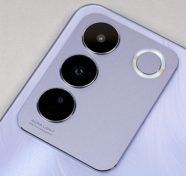 The rear camera block of the Vivo T2 has a unique design: in addition to the usual flash, it is equipped with a ring light, the color of which the user can adjust using a special slider while shooting. This system was called «Aura».