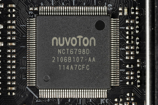 Since Intel processors can have integrated graphics, the board has an HDMI 2.0b output socket; to amplify the signal to 2.1 there is a special IT66318 (ITE) controller.