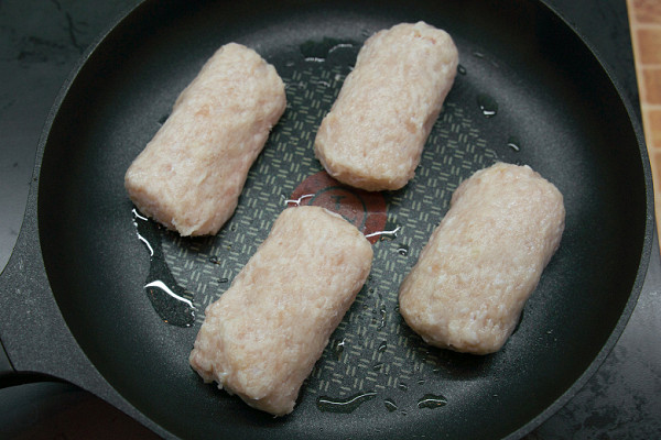 The chicken cutlets were first fried on both sides at power level 9.