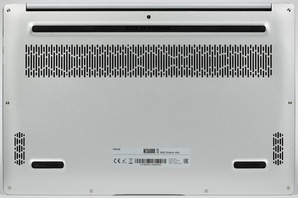 At the rear end of the case there are larger slots through which the ventilation system removes heated air (they are hidden from view by a bend covering the hinges). As a result, there may be a slight heating of the bottom of the screen, but this is not noticeable when running “heavy” tests.