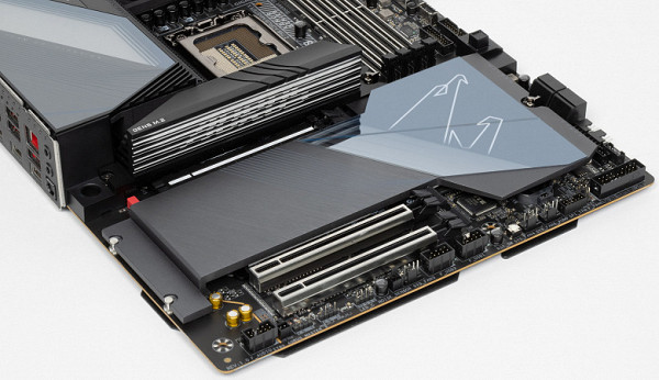 All M.2 slots have heatsinks. The top M2C_CPU has a separate powerful heatsink, while all the other M.2 slots have a common heatsink.