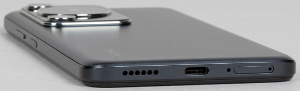 On the bottom edge there is the main speaker, a microphone and a USB Type-C connector. However, it is surprising that Huawei did not include a 3.5mm audio output for wired headphones in the budget smartphone, although this has become a standard in the modern mobile device market.