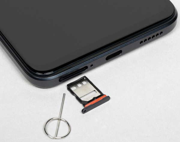 The device has a dual Nano-SIM slot, but not a microSD card slot. To expand the memory, you can use NM (Nano Memory) cards in Huawei's own format, but to do this you need to remove one of the SIM cards.