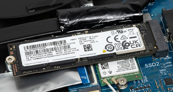 Her biri 1 TB olan iki adet Samsung PM9A1 (MZVL21T0HCLR) sürücü, PCIe 4.0 x4 arayüzüne sahip iki M.2 yuvasına kuruludur.