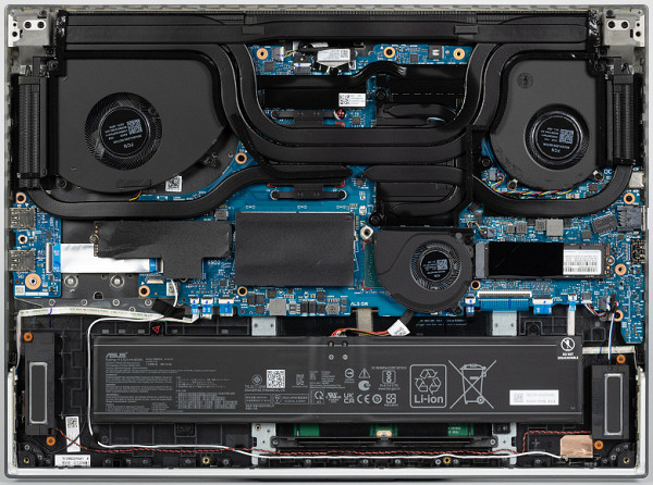 We note right away that the cooling system is equipped with a third fan, which the manufacturer called “system”. We will discuss this and other features of the cooling system in more detail below, in the section on tests at maximum load.Soldering and installation are done to a high standard, but the wireless adapter antenna and speaker wires do not appear to be properly protected.