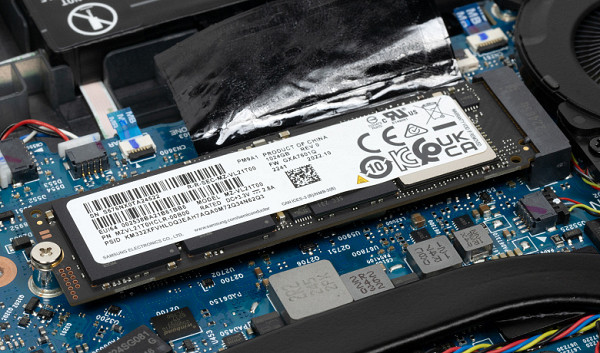 Her biri 1 TB olan iki adet Samsung PM9A1 (MZVL21T0HCLR) sürücü, PCIe 4.0 x4 arayüzüne sahip iki M.2 yuvasına kuruludur.