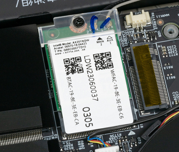 Between the available M.2 slot and the RAM slots is a dual-band PCIe wireless adapter Intel AX201D2W (Wi-Fi 6, 802.11ax), operating in the 2.4, 5 and 6 GHz bands. The adapter supports simultaneous transmission and reception of data using 2x2 MIMO technology, which improves performance over multiple connections. It also provides Bluetooth connectivity.