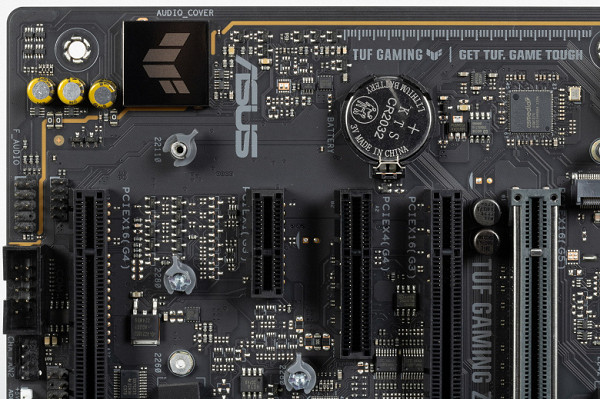 The audio path is located on the corner part of the board and does not intersect with other elements. All audio connectors on the rear panel have the usual color scheme.