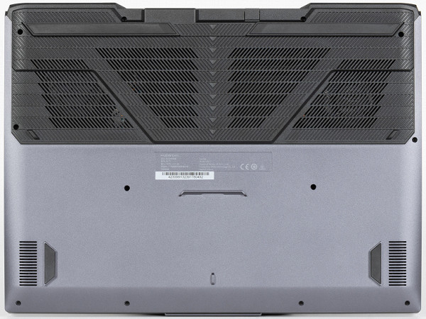 The bottom panel contains ventilation holes and rubber supports (two each at the back and front). Under the coolers there are oblique air intake openings that resemble strokes. There are slots cut out to the right and left of the speakers for sound output.