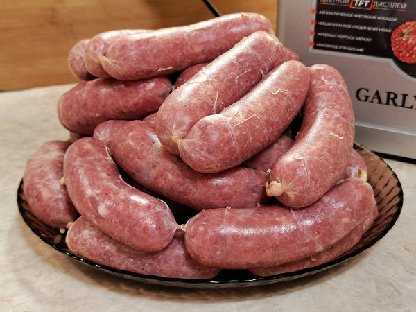 The ability to regulate the speed always has a very positive effect on the process of stuffing sausages. And let us once again marvel at the ease with which the Garlyn Grind Pro shreds meat.Result: excellent.