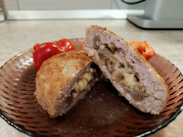 So, during the experiment, we ground fatty, loose meat, grated cheese, and enjoyed working with the burger press. The meat grinder and its accessories handled all operations and tasks perfectly.Result: excellent.