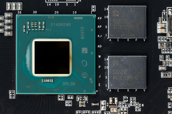 The total number of power phases on the Gigabyte card is 3, and the phase distribution is as follows: 2 phases per core and 1 per memory chip.