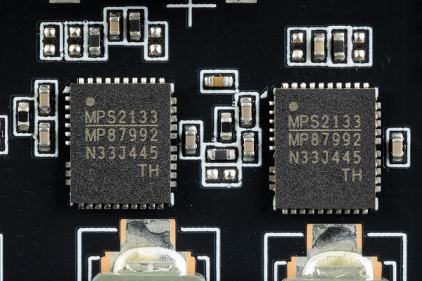 And the power supply circuit for the memory chips uses the DrMOS AOZ2264QIN (Alpha&Omega Semi) assembly, rated for a maximum of 15 A.