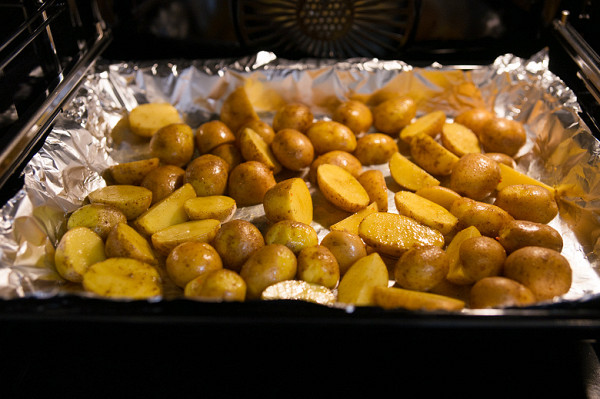 Two containers with chicken were placed on the grill above.