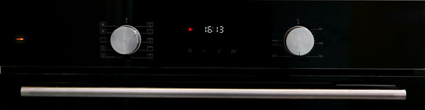 After setting the temperature and selecting the mode, the oven begins to heat up, which is indicated by the red indicator on the left side of the panel lighting up. When the set temperature is reached, the indicator stops lighting. At the end of the program a beep sounds.