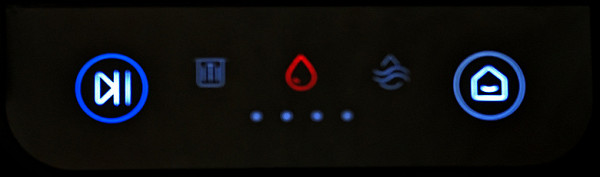 Between the touch buttons there are indicators of the battery status and the filling of the clean and dirty water tanks.