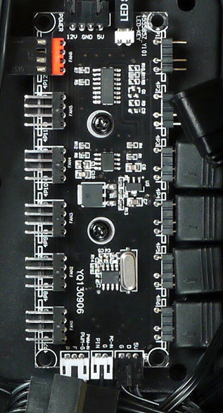 Four fans with individually addressable LEDs are used for lighting. They connect to the built-in controller using standard three-pin ARGB connectors.