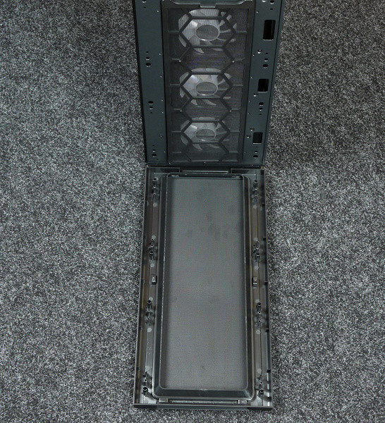 The front panel consists of two parts: a plastic base, which is attached to the chassis of the case using regular latches, and a metal front part. The front panel is secured using spherical spacer elements, which are inserted into the corresponding mounting holes.