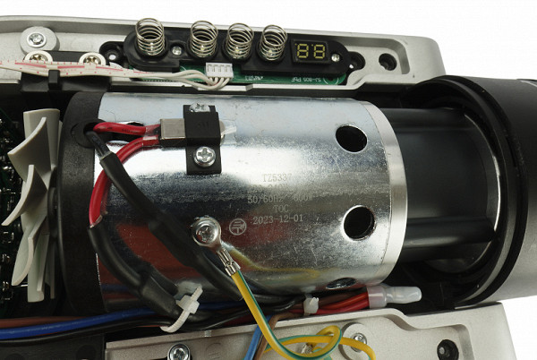 The meat grinder uses a TZ5337 motor with a power of 600 W, according to the markings on the case.