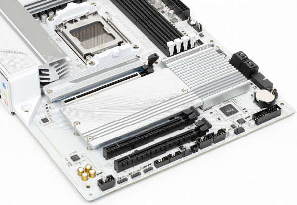 All M.2 slots have heatsinks, with the first M2A_CPU having its own separate heatsink, and the other two having a common heatsink.