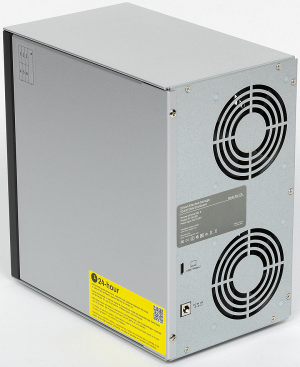 At the back, there are slots behind two fans that circulate air through the storage bays, directing it from the front to the back. Also on the rear panel there is a single USB Type-C port (with a speed of 10Gbps) and a coaxial connector for connecting a power adapter.