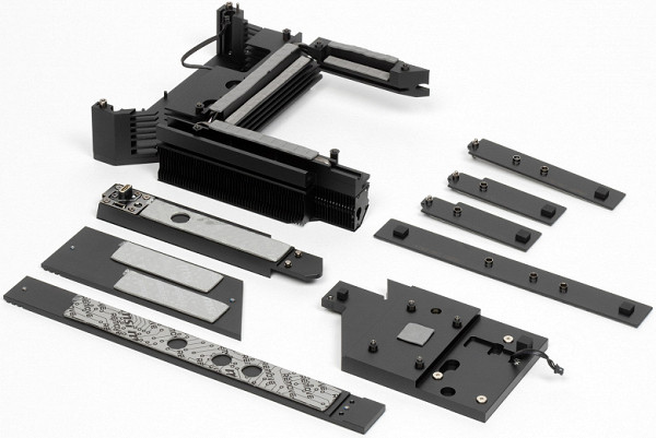 The VRM heatsink running along the rear block of ports has a casing that covers the same block equipped with backlighting.