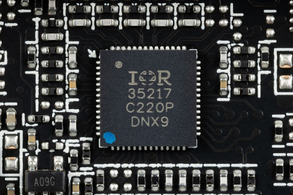 The core power converter has 2 streams, using DrMOS transistor assemblies — in one stream there are 6 pieces of Alpha&Omega AOZ5276QI (90 A), in the second stream there are 2 pieces of On Semi NCP302045 (45 A).