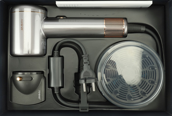 The kit consists of: the hair dryer itself, a diffuser, a concentrator, instructions and a warranty card.