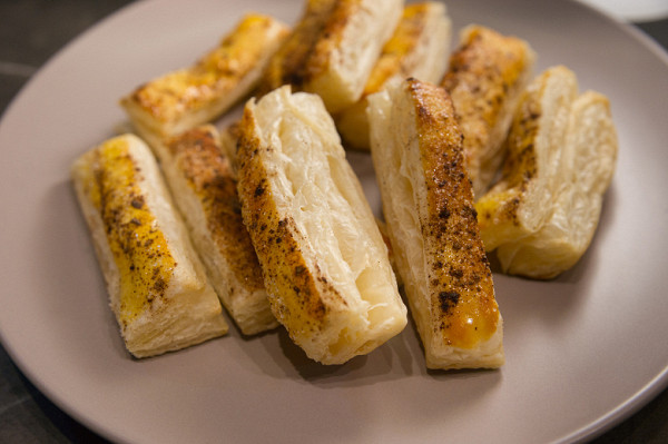 The finished crispy puff pastry, fresh from the oven, was cut just as neatly using the Makkua MK008.