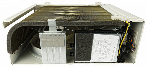 Underneath we see an electronic unit in a metal case, equipped with a sticker with a switching diagram.