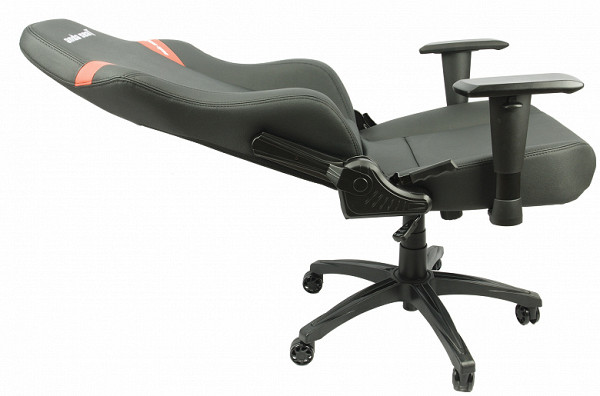 С максимально откинутой спинкой в кресле можно с комфортом принять почти лежачее положение. В такой конфигурации оно так же устойчиво, как и в любой другой позиции, и не заваливается назад.