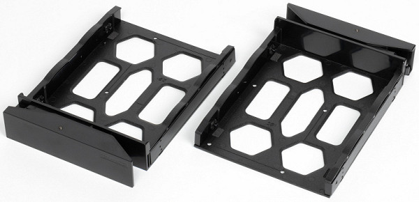 One of the advantages of the cage design is the ability to install drives without using a screwdriver, thanks to the clamps on the side rails, which fit into the threaded holes of 3.5-inch hard drives. For 2.5-inch SSDs, traditional fastening with screws to the bottom of the cage will be required.