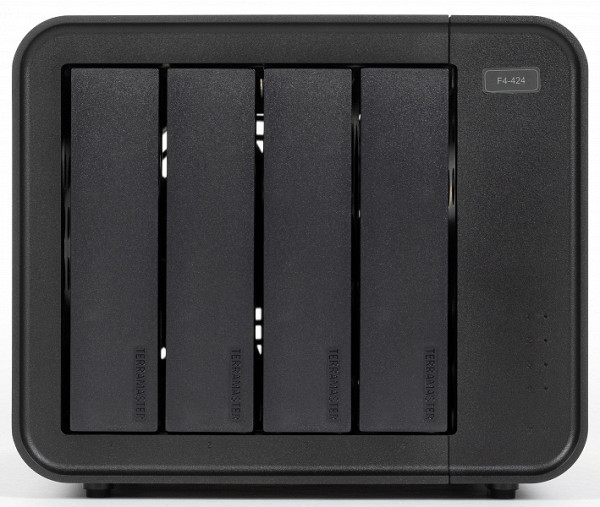 The storage baskets, which are devoid of locks, are equipped with large latches. They are installed vertically in a single row inside the device body.