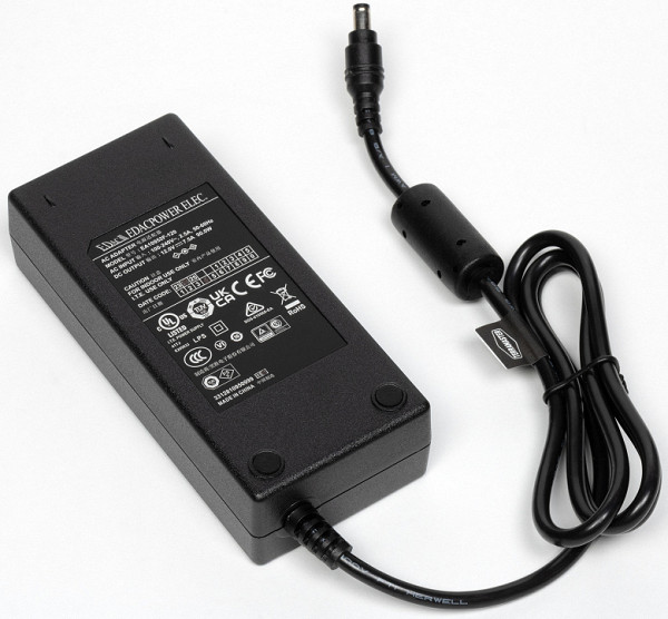 The power adapter is the same type and shape as those of mobile PCs and is designed to operate in household networks with a voltage of 100-240 V and a frequency of 50/60 Hz. It outputs 12 V at 7.5 A, which corresponds to a nominal power of 90 W.