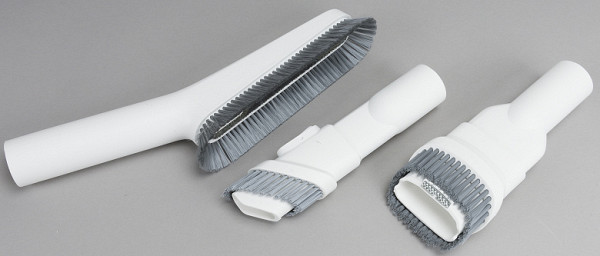 The set of non-motorized attachments consists of three traditional brushes: an oval one for clothes and furniture and two “2 in 1” accessories with retractable brush elements – narrow and wide.