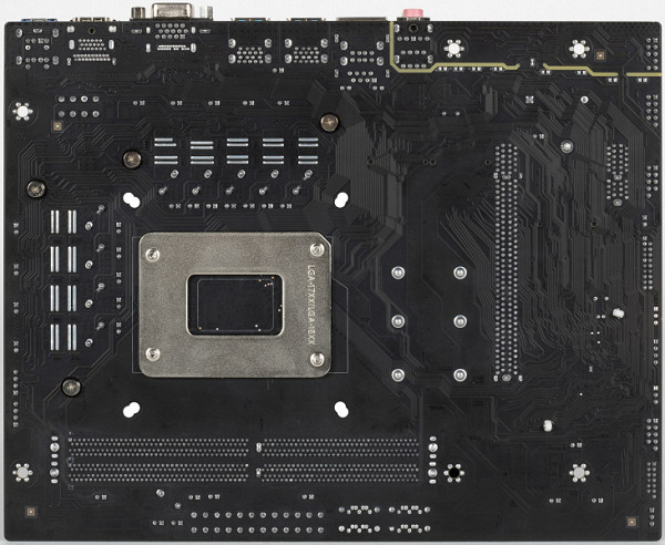 The back side is practically empty. The textolite is well processed: sharp ends are cut off at all soldering points. There is no protective plate (backplate).