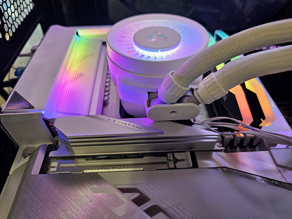 Управление идет с помощью уже встроенной в Gigabyte Control Center утилиты RGB Fusion.