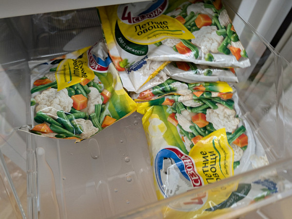 For our evaluation, we use standard 400-gram bags of frozen vegetables, as usual. The top drawer (slightly shorter than the others) holds four stacks of five bags.