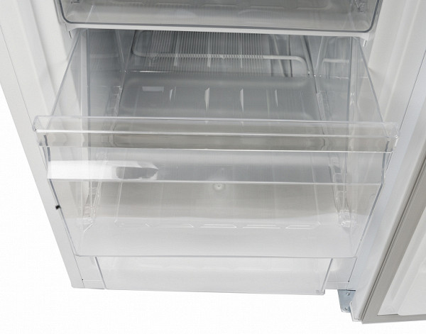 The freezer's transparent plastic drawers are equipped with recessed handles.