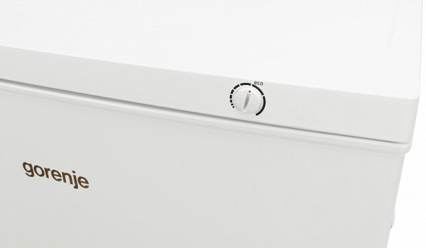 The easiest way to adjust the regulator is with a flat screwdriver or a small coin. Perhaps the designer thought that the user would not change the freezer settings often.The regulator rotates approximately 270°. There is a scale around it that symbolically indicates the cooling level: the minimum value is in the far left position, and the maximum is in the far right.In the middle of the scale there is a single mark «Eco», indicating the optimal temperature level recommended by the manufacturer.