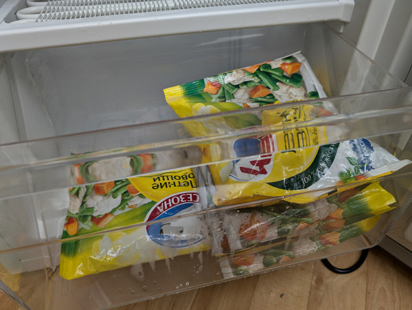 The depth of the lower drawer, behind which, as we remember, the freezer compartment is located, is slightly smaller: it only holds two stacks of five to six bags.