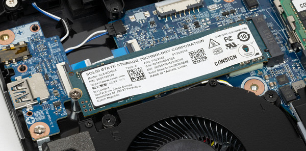 PCIe 4.0 ×4 arayüzlü SSSTC CL6-8D1024 katı hal NVMe sürücüsü, programlar ve veriler için sistem depolama alanı olarak kullanılır. Bu sürücü, şu anda Japon şirketi Kioxia'ya ait olan Çinli şirket Solid State Storage Technology'nin fabrikalarında üretiliyor. Ham kapasite 1 TB'dir. Popüler CrystalDiskMark yardımcı programını kullanarak sürücünün hızını test etmenin sonuçlarına bakalım.