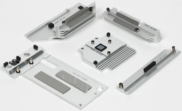 Two groups of power converters are equipped with separate radiators. The side metal bar with a black plastic stop in the center plays an exclusively design role and hides the soldering points of the main 24-pin power connector of the motherboard.Both M.2 modules, as mentioned earlier, have a common radiator with a thermal interface.