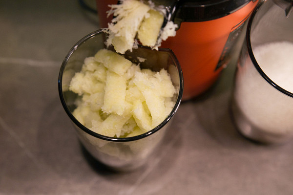 In addition, small pieces were loaded one by one, which also takes time. As a result, we got a dense and rich juice with a foam cap about a centimeter high. The cake briquettes collected in the glass were moderately moist, and there were no whole pieces of cabbage among them. The volume of juice again was not very large.