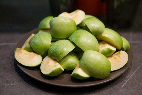 We turned on the juicer and started the stopwatch, actively starting to throw pieces into the neck. There were no problems: the sharp tip of the auger easily cut the falling apple slices and quickly pushed them down, so that the pusher was unnecessary.