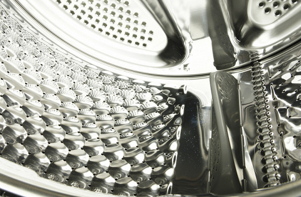 The inner perforated surface of the drum is decorated with stamped hexagons, which helps improve hydrodynamic characteristics. There are also holes on the back wall. The plastic strikers, which have a wave-like shape, are carefully curved and effectively mix the laundry.