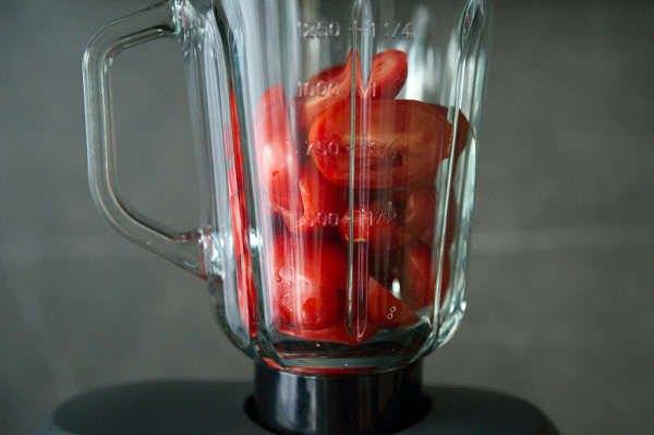 Closer to the 15th second, the tomatoes had already become a homogeneous mass, but there were still large pieces in the blender glass. We continued chopping, and after another 15 seconds we achieved the desired result.